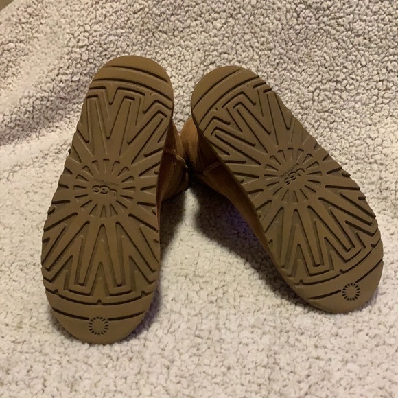 UGG Chestnut Classic Women Short Suede Boots - Picture 3 of 3
